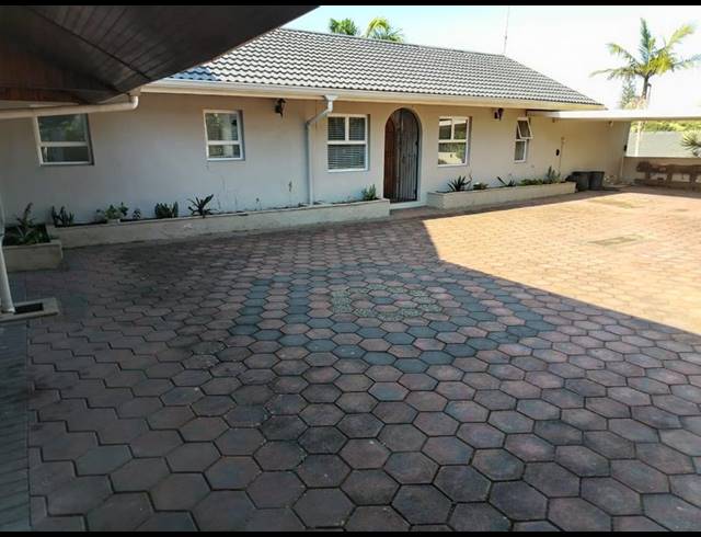 5 BEDROOM HOUSE FOR SALE IN UMHLANGA CENTRAL